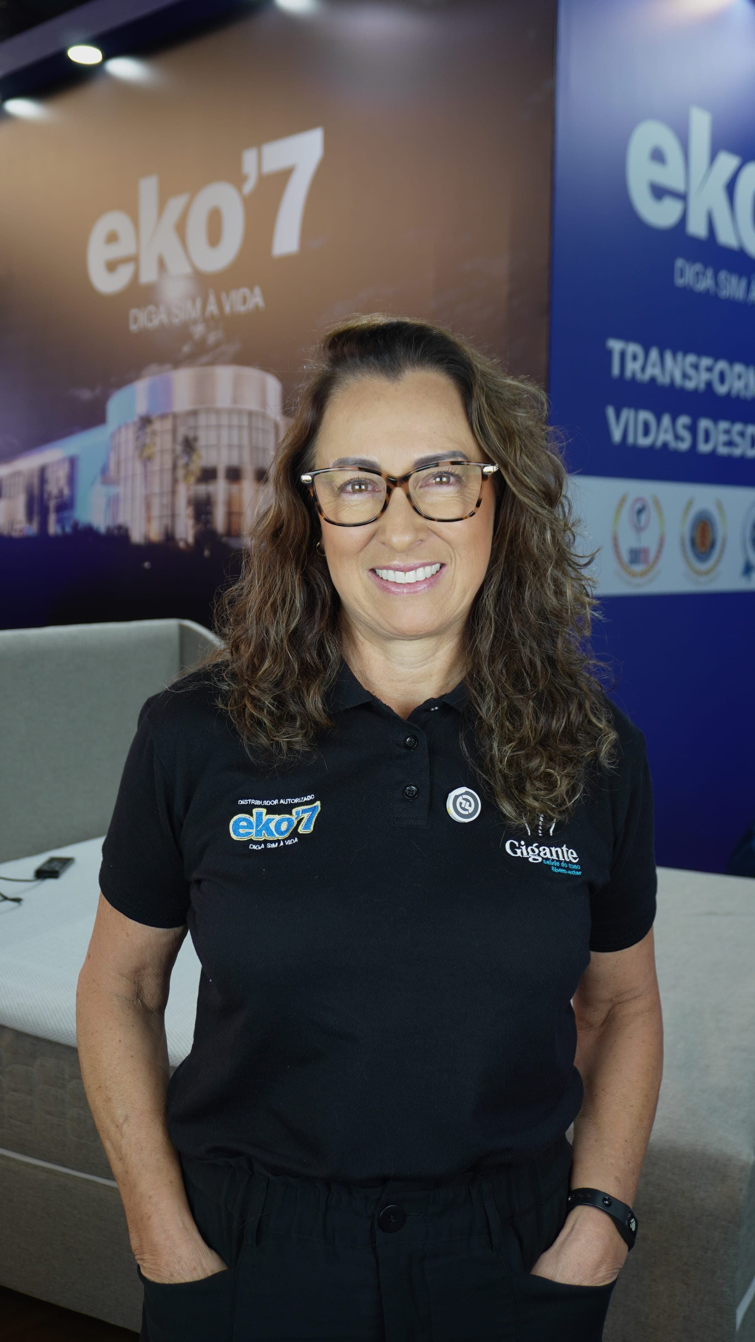 Silvana em evento oficial Eko'7 com painel da marca ao fundo
