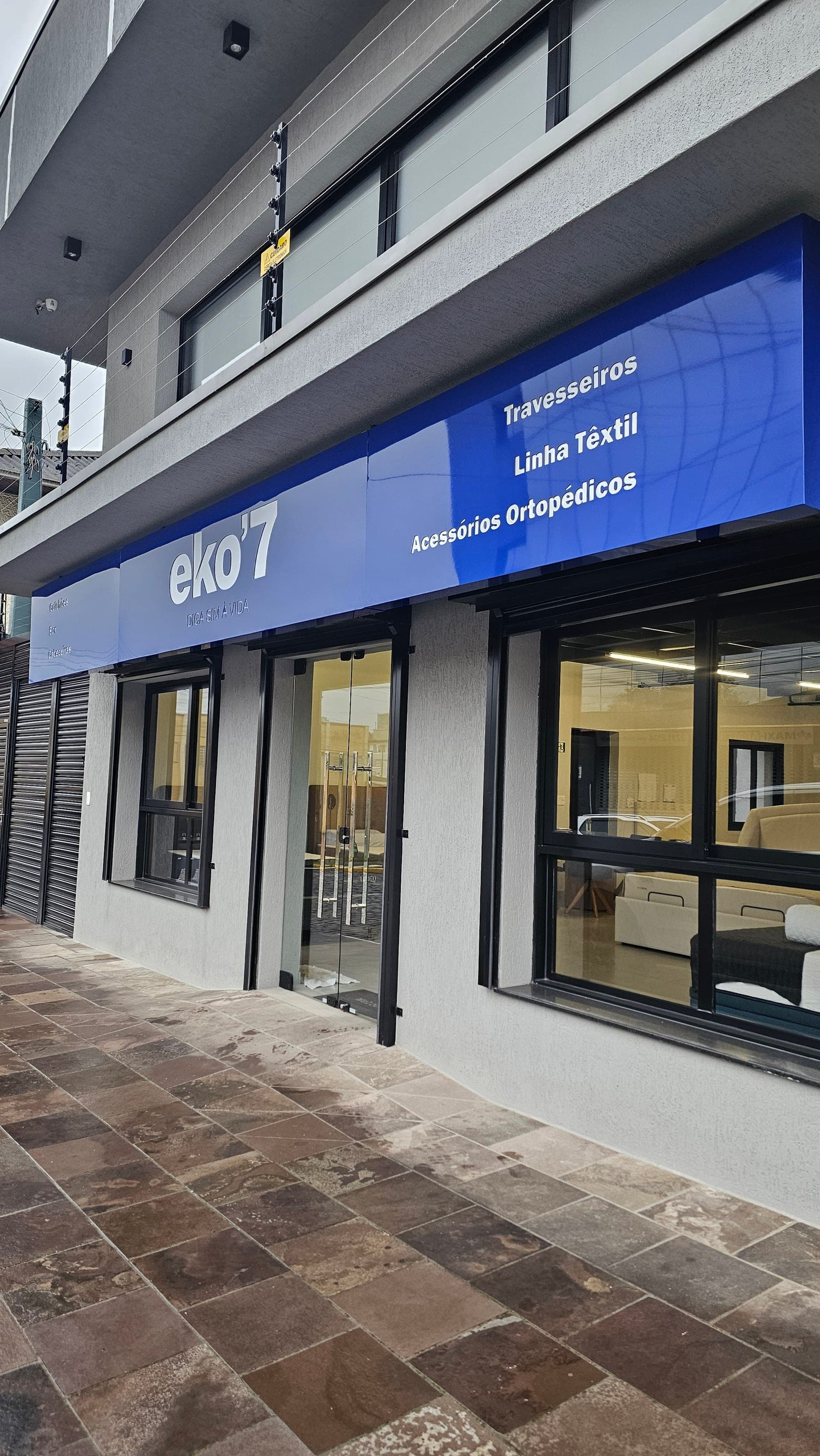 Fachada do showroom Gigante Saúde do Sono com letreiro Eko'7 na Rua Frei Pacífico